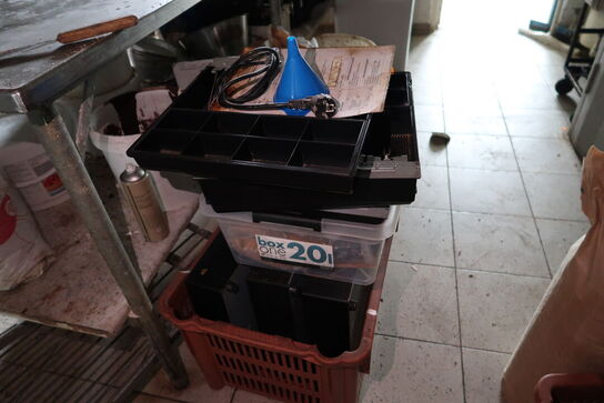 2 stk. kasser med indhold samt 2 stk. spande med indhold