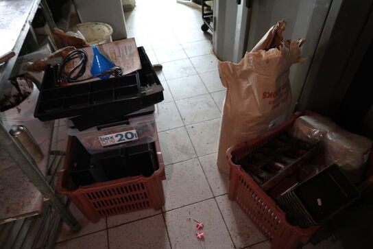 2 stk. kasser med indhold samt 2 stk. spande med indhold