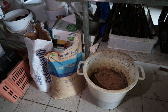 2 stk. kasser med indhold samt 2 stk. spande med indhold