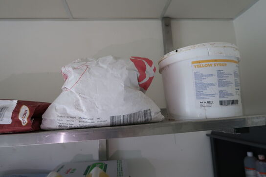 4 stk. rustfri stålhylder med div. Varelager samt reol med indhold