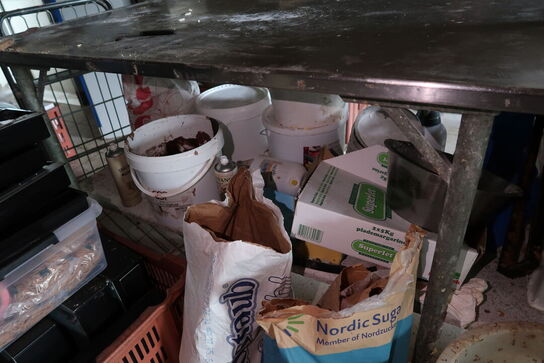 Rustfri stålbord med indhold