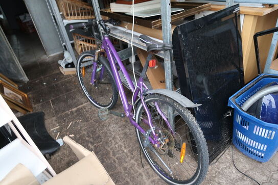 Div. Billeder, skilt, reoler m.m.