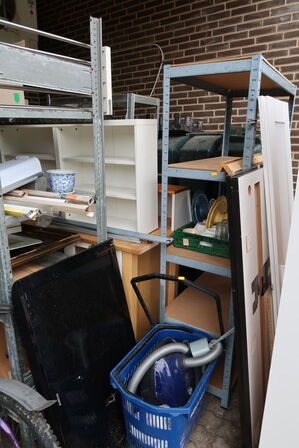 Div. Billeder, skilt, reoler m.m.