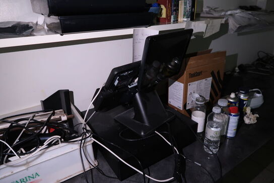 Div. Indhold i rum bl.a. kasseapparat, pengeskab m.m.