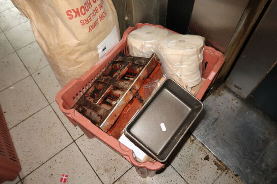 2 stk. kasser med indhold samt 2 stk. spande med indhold