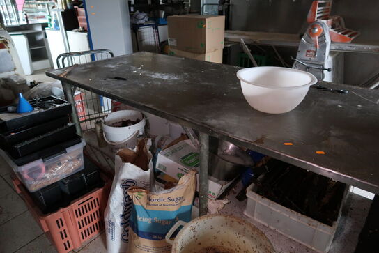 Rustfri stålbord med indhold