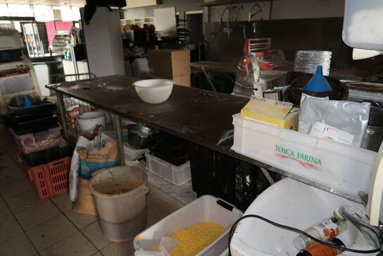 Rustfri stålbord med indhold