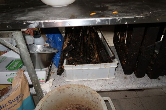 Rustfri stålbord med indhold