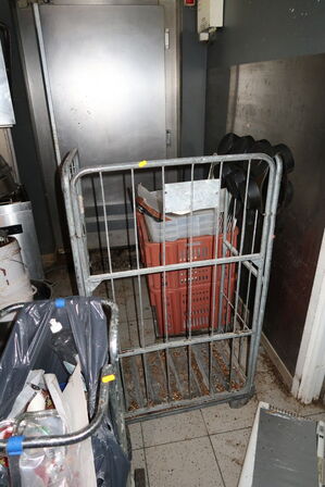 Vogn, service samt skraldespand med indhold