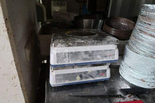 Rustfri stålbord med indhold