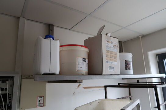 4 stk. rustfri stålhylder med div. Varelager samt reol med indhold