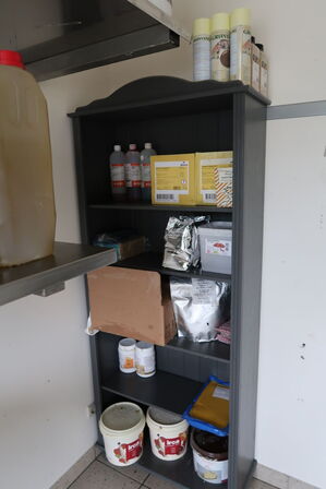 4 stk. rustfri stålhylder med div. Varelager samt reol med indhold