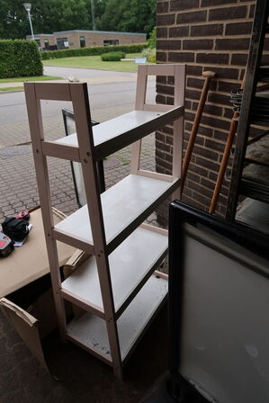 Div. Billeder, skilt, reoler m.m.