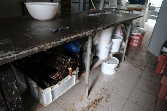 Rustfri stålbord med indhold