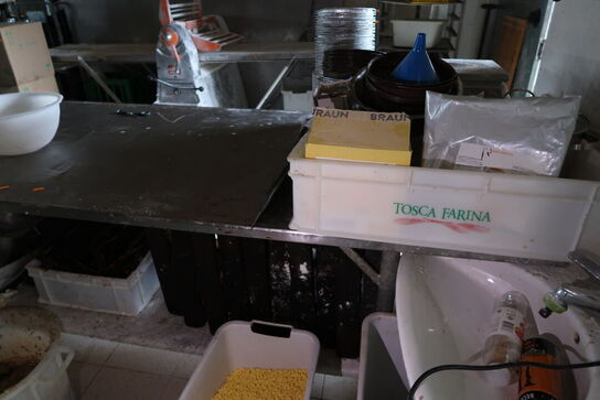 Rustfri stålbord med indhold