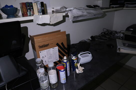 Div. Indhold i rum bl.a. kasseapparat, pengeskab m.m.