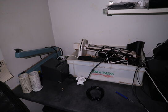 Div. Indhold i rum bl.a. kasseapparat, pengeskab m.m.