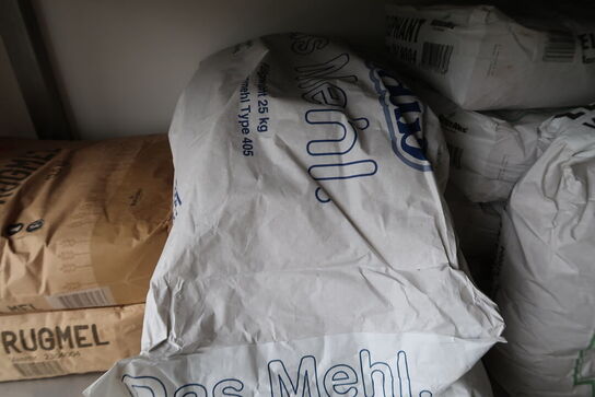 4 stk. rustfri stålhylder med div. Varelager samt reol med indhold