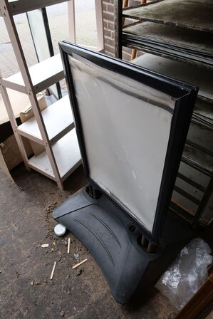 Div. Billeder, skilt, reoler m.m.