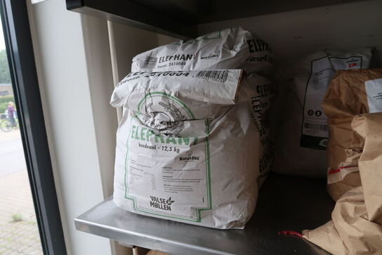 4 stk. rustfri stålhylder med div. Varelager samt reol med indhold