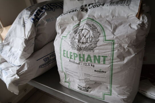 4 stk. rustfri stålhylder med div. Varelager samt reol med indhold