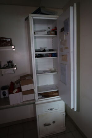 Div. Indhold i rum bl.a. kasseapparat, pengeskab m.m.