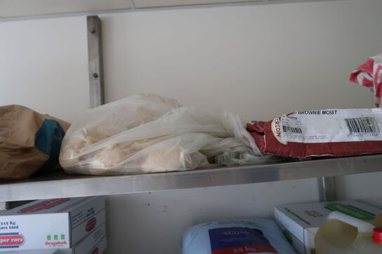 4 stk. rustfri stålhylder med div. Varelager samt reol med indhold