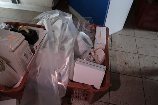 2 stk. kasser med div. Indhold