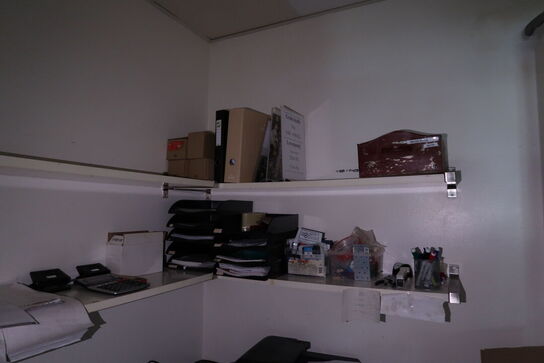 Div. Indhold i rum bl.a. kasseapparat, pengeskab m.m.