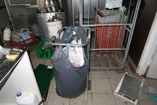 Vogn, service samt skraldespand med indhold