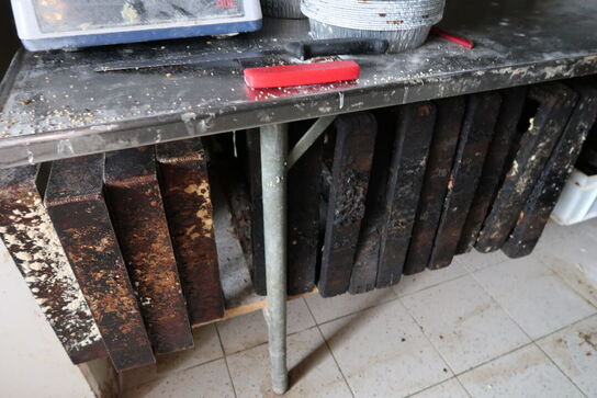 Rustfri stålbord med indhold