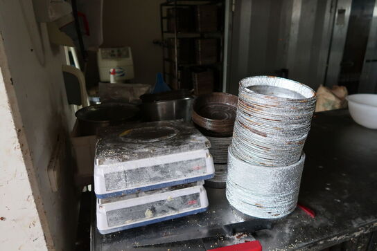 Rustfri stålbord med indhold