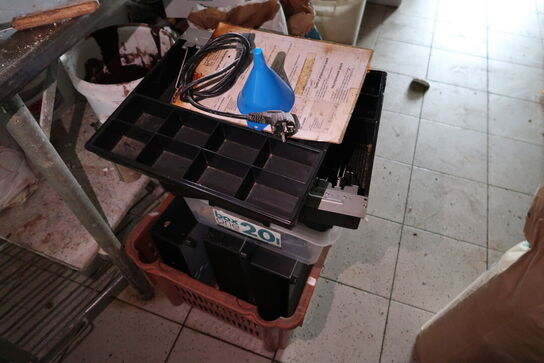 2 stk. kasser med indhold samt 2 stk. spande med indhold