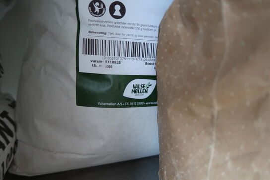 4 stk. rustfri stålhylder med div. Varelager samt reol med indhold