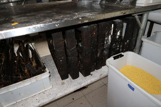 Rustfri stålbord med indhold