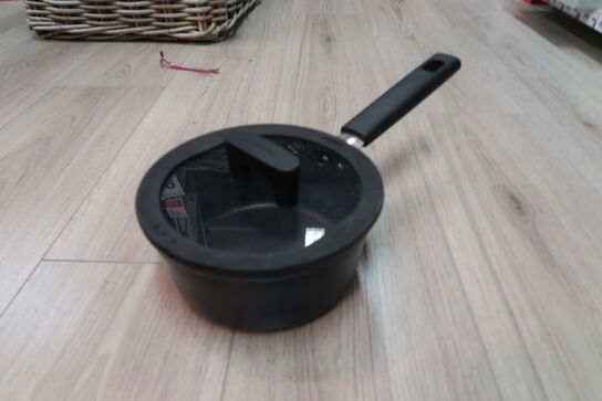 Fiskars Hard Face kasserolle med låg 1,8 Liter