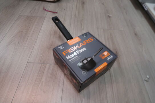 Fiskars Hard Face kasserolle med låg 1,8 Liter