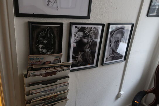 Diverse billeder m.v. på vægge