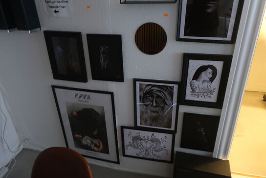 Diverse billeder m.v. på vægge