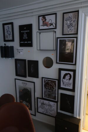 Diverse billeder m.v. på vægge