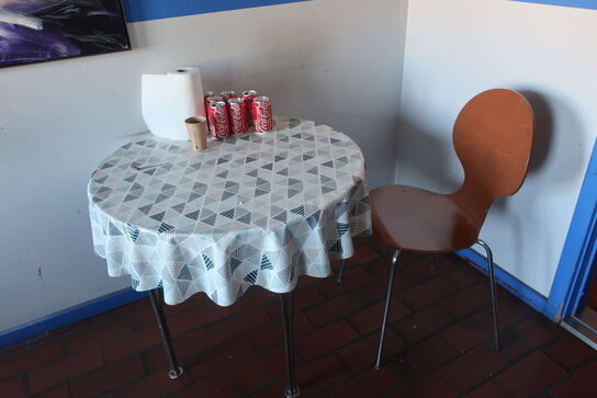 Borde, stole samt kaffemaskine MOCCAMASTER