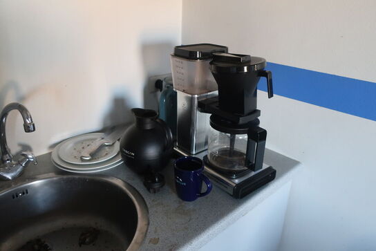 Borde, stole samt kaffemaskine MOCCAMASTER