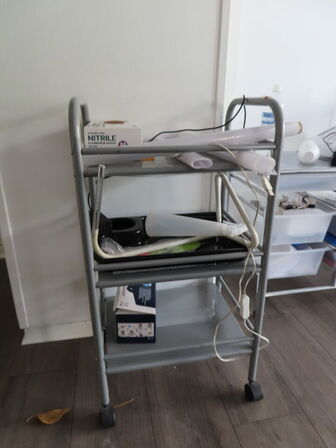 Behandlerbord, stol, skammel og vogne med indhold