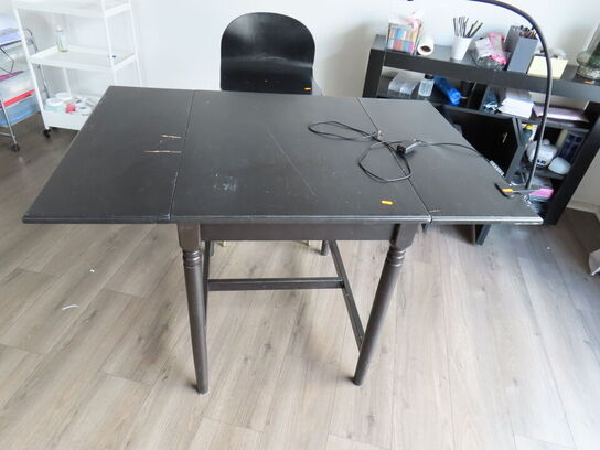 Behandlerbord, stol og reol med indhold