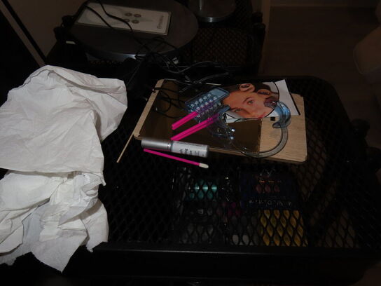 LOT Ændret! Div. møbler og vogne med indhold