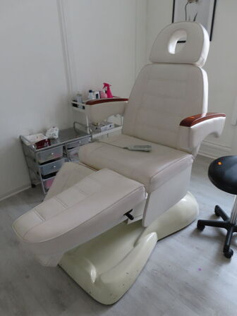 El-behandlerbriks med skammel og lampe