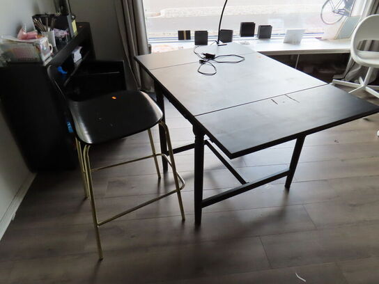 Behandlerbord, stol og reol med indhold