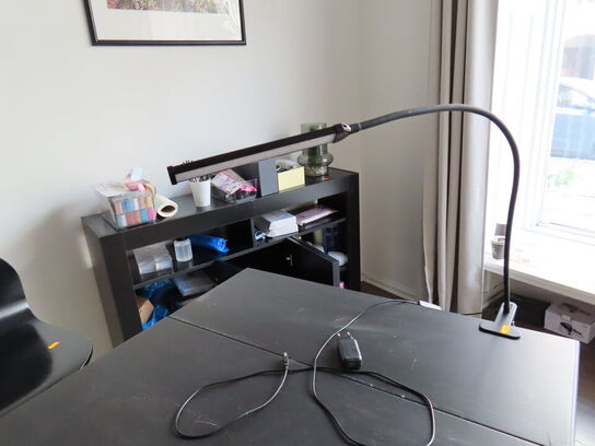 Behandlerbord, stol og reol med indhold