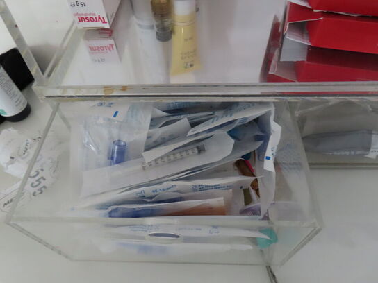 Div. møbler og vogne med indhold