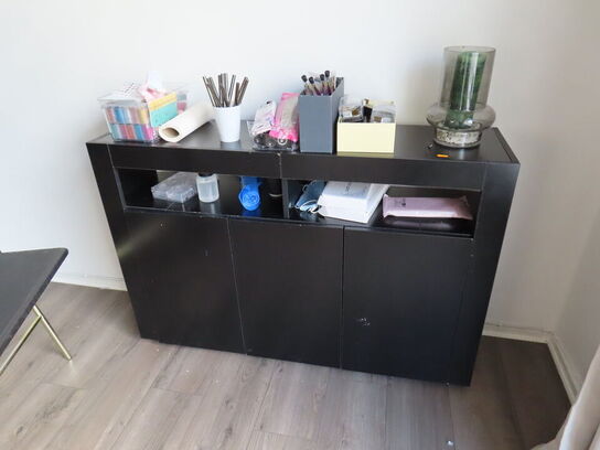 Behandlerbord, stol og reol med indhold